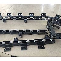 Cadena transportadora de doble paso con accesorio